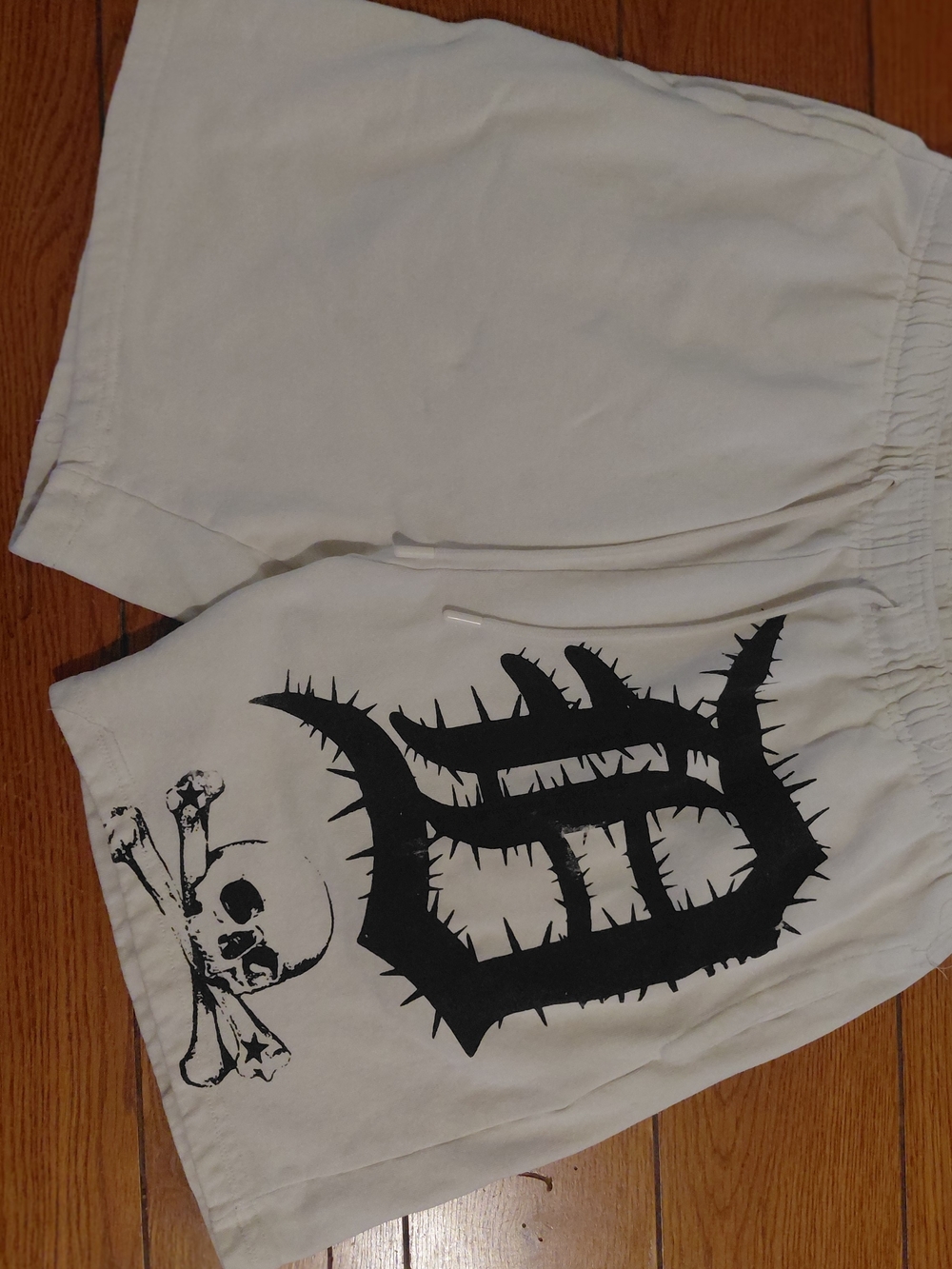 White Men's Graphic Casual Sweat-Shorts with Skull Detail